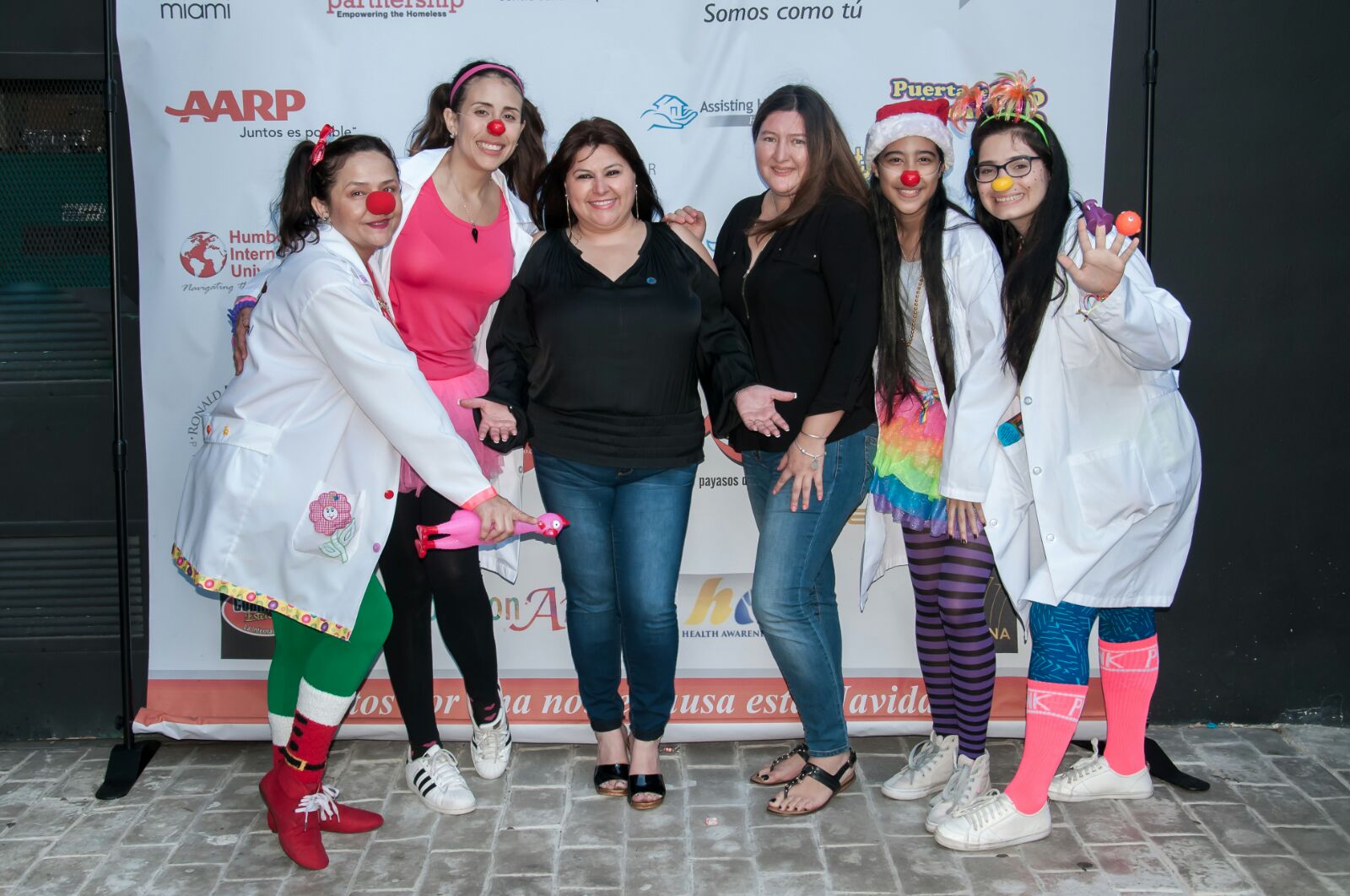 El equipo de Intercredit Solutions y las payasitas del Doctor Yaso