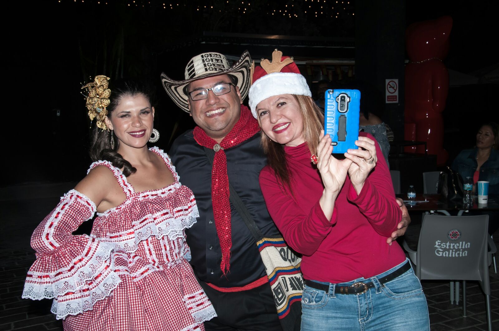 Marybel Torres con integrantes de Puerta de Oro de Colombia