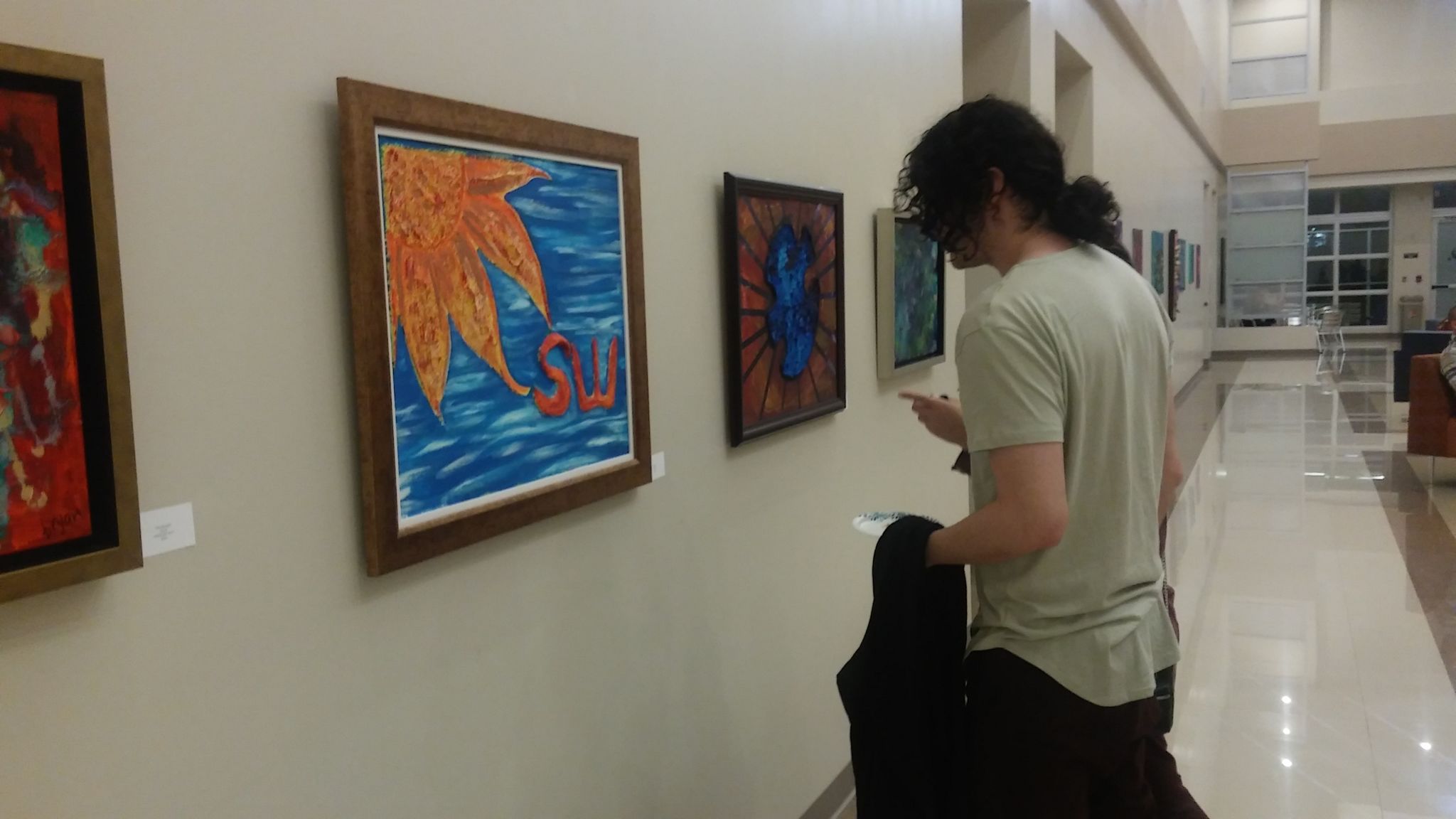 Amantes de arte se dieron cita en la exhibicion.