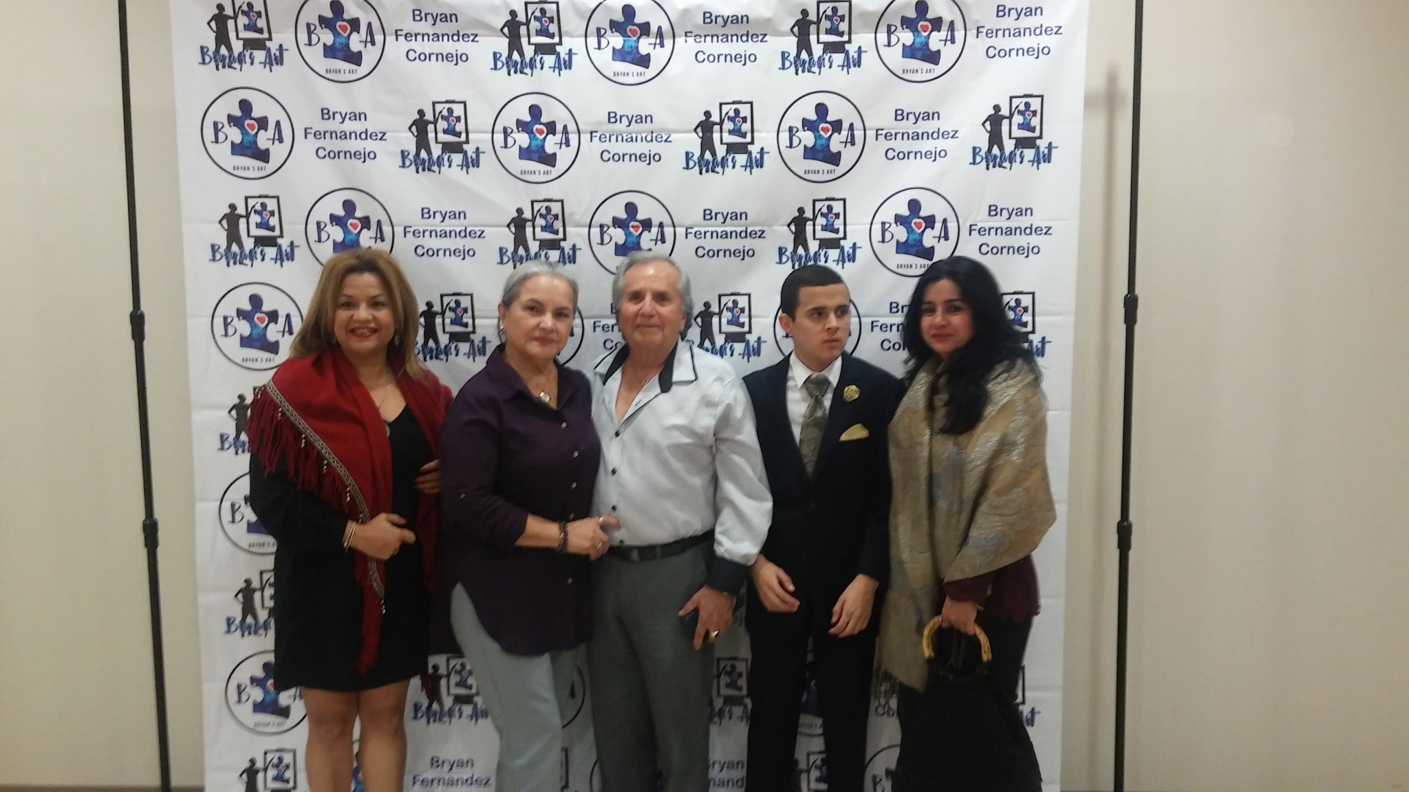 El cantante Fabrizio, su esposa Maria, Bryan Fernandez Cornejo y la pintora Nora Ortiz