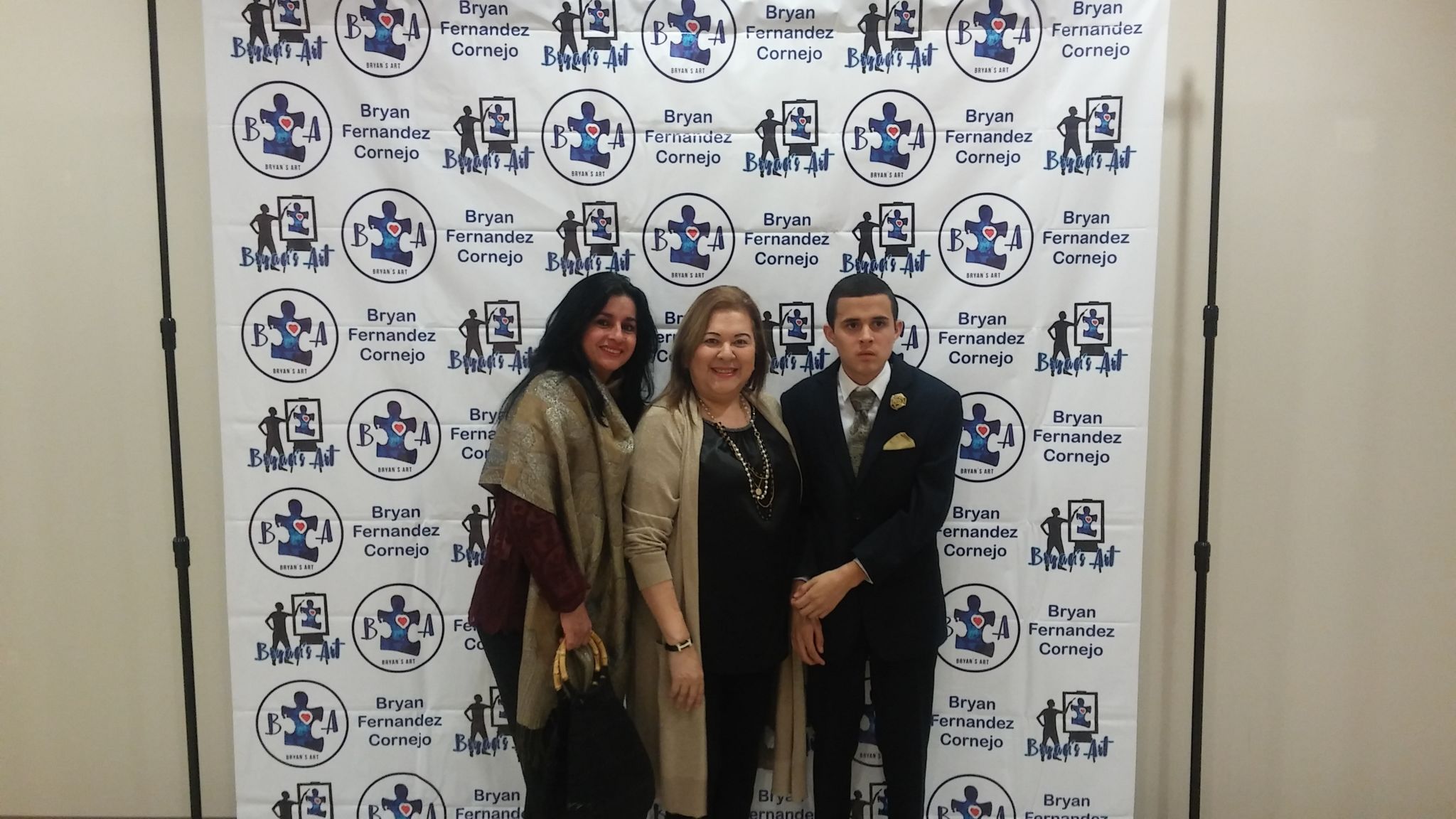 Roxana Corcuera, Bryan Fernandez Cornejo y la pintora Nora Ortiz