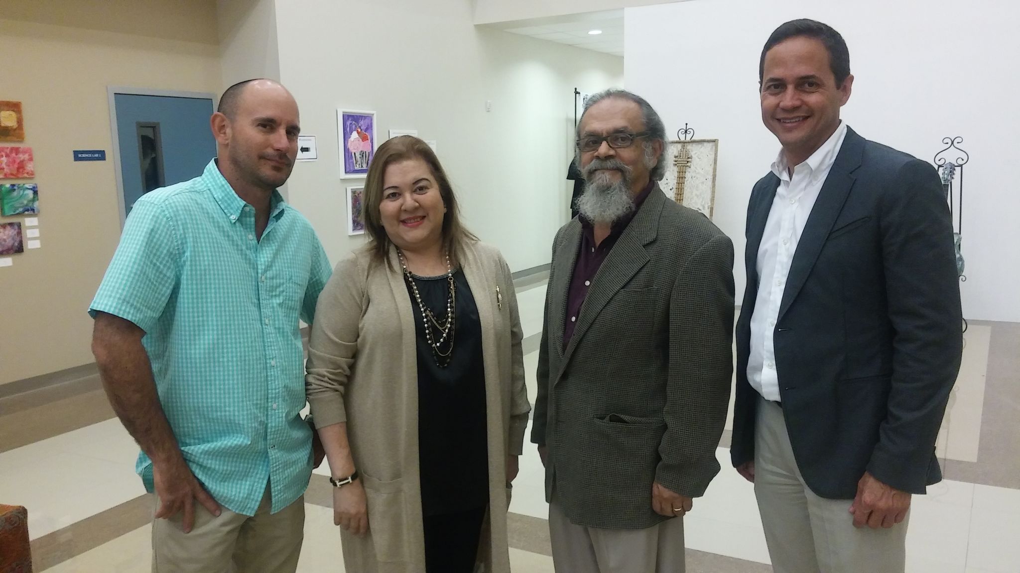 Etiony Aldarondo, Rector de Albizu University, Carlos Salgado, curador de la muestra, Roxana Corcuera madre del artista Bryan Fernandez Cornejo y Eric Lumbrera.