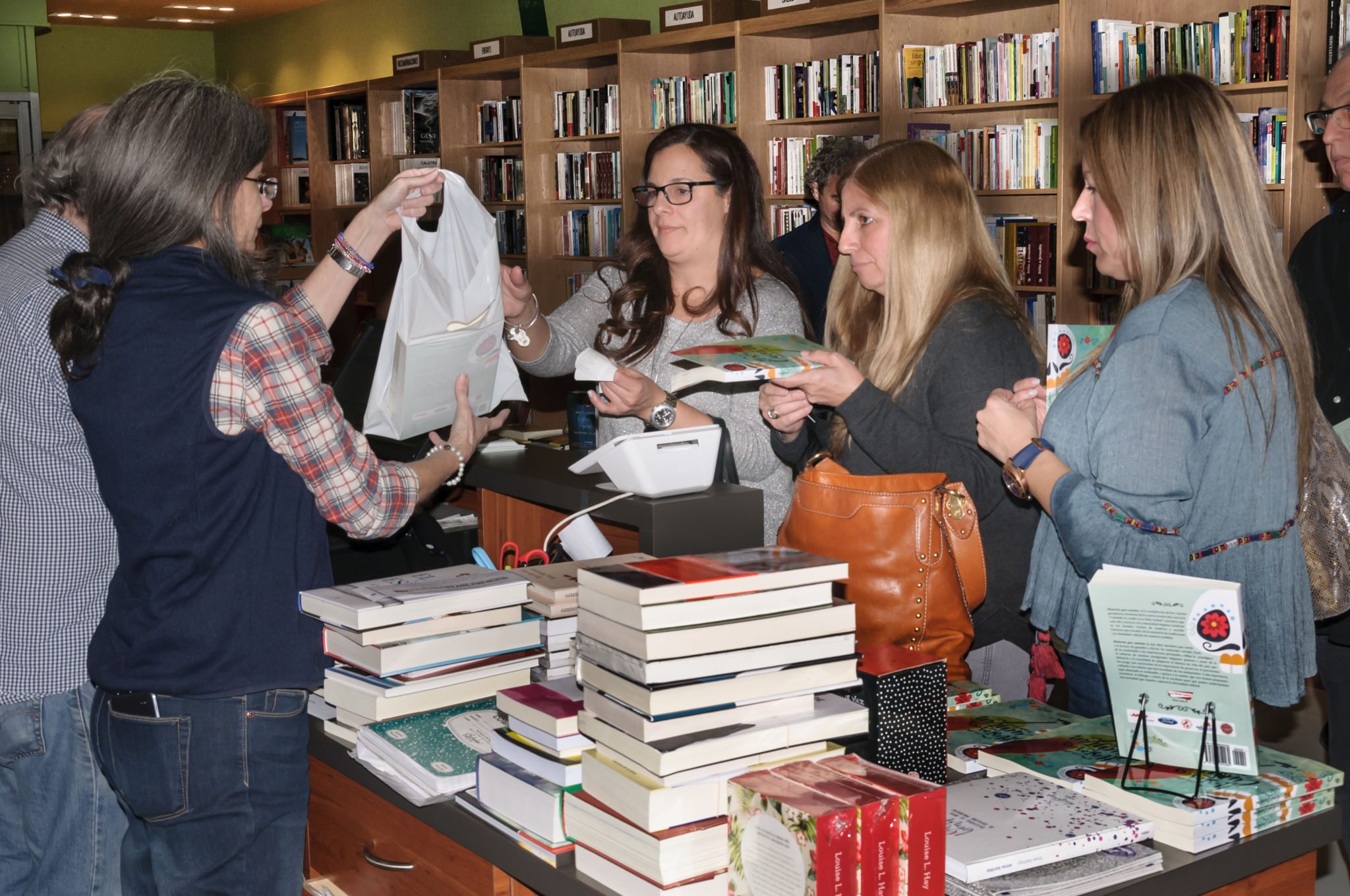Familiares y amigos comprando Historias que Cuentan