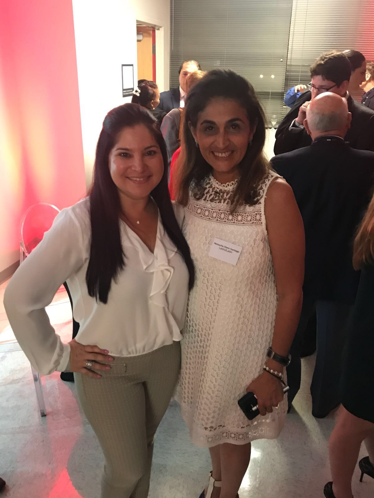 Rosana Cantillo, directora de Publicidad y Ventas de La Nota Latina y Natascha Otero, directora de marketing de AGMUS