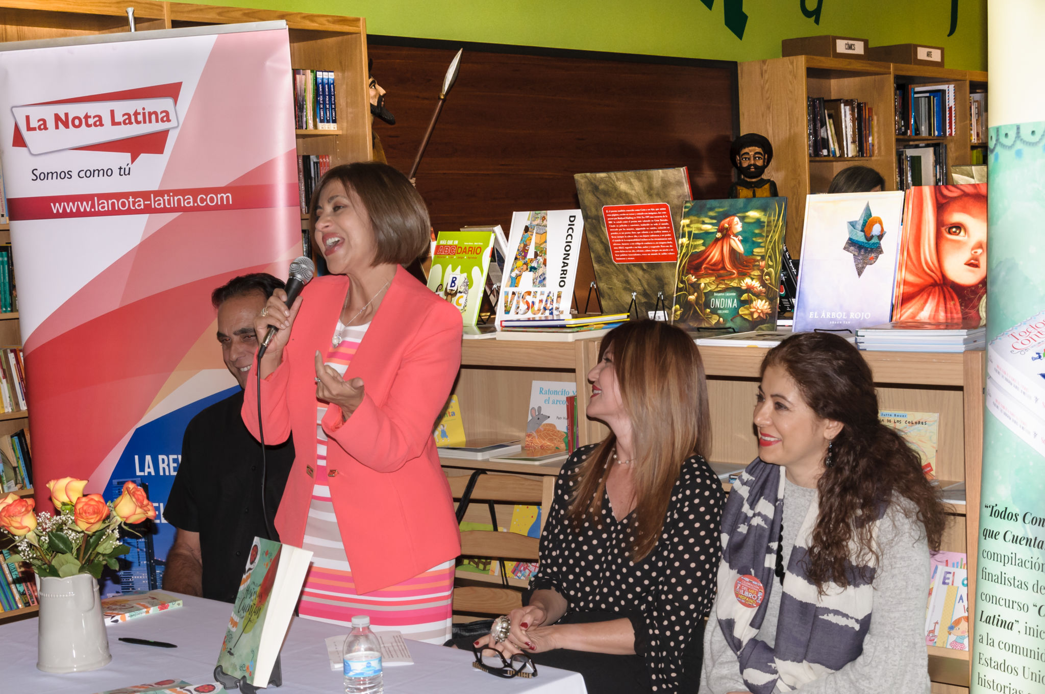 Ivonne Fernandez, madrina del libro, durante su presentacion.