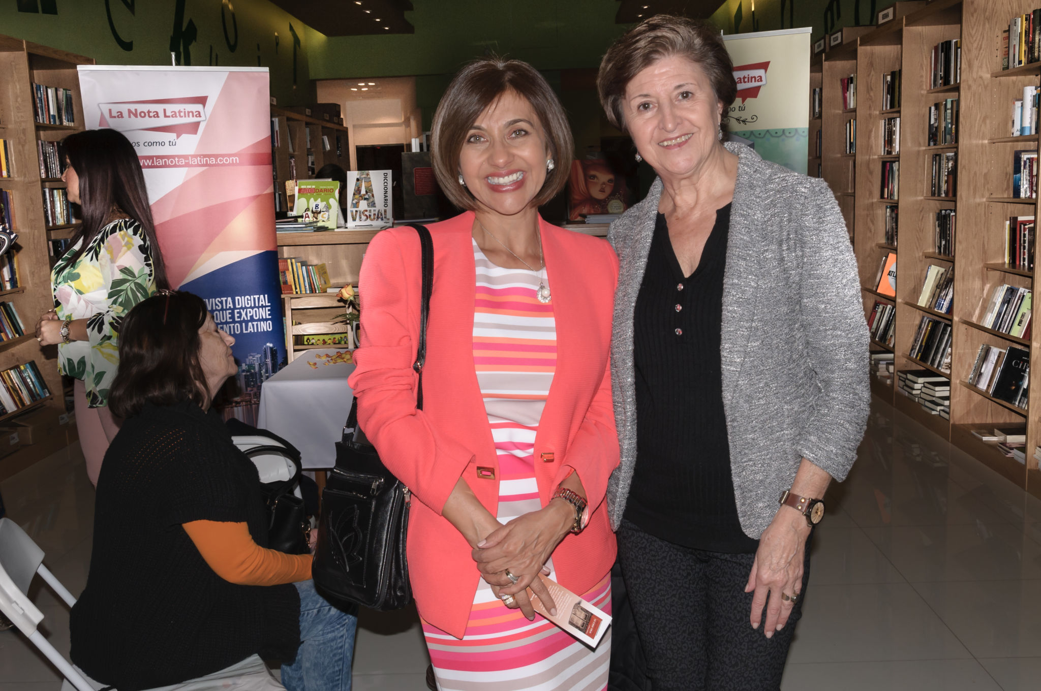 Ivonne Fernandez y la escritora Isabel García Cintas