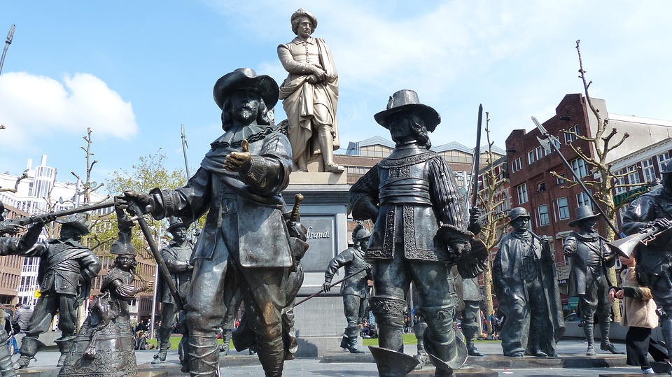 La estatua en homenaje al pintor Rembrandt.