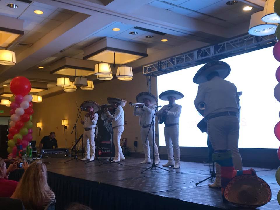 La musica de los mariachis delito a los presentes