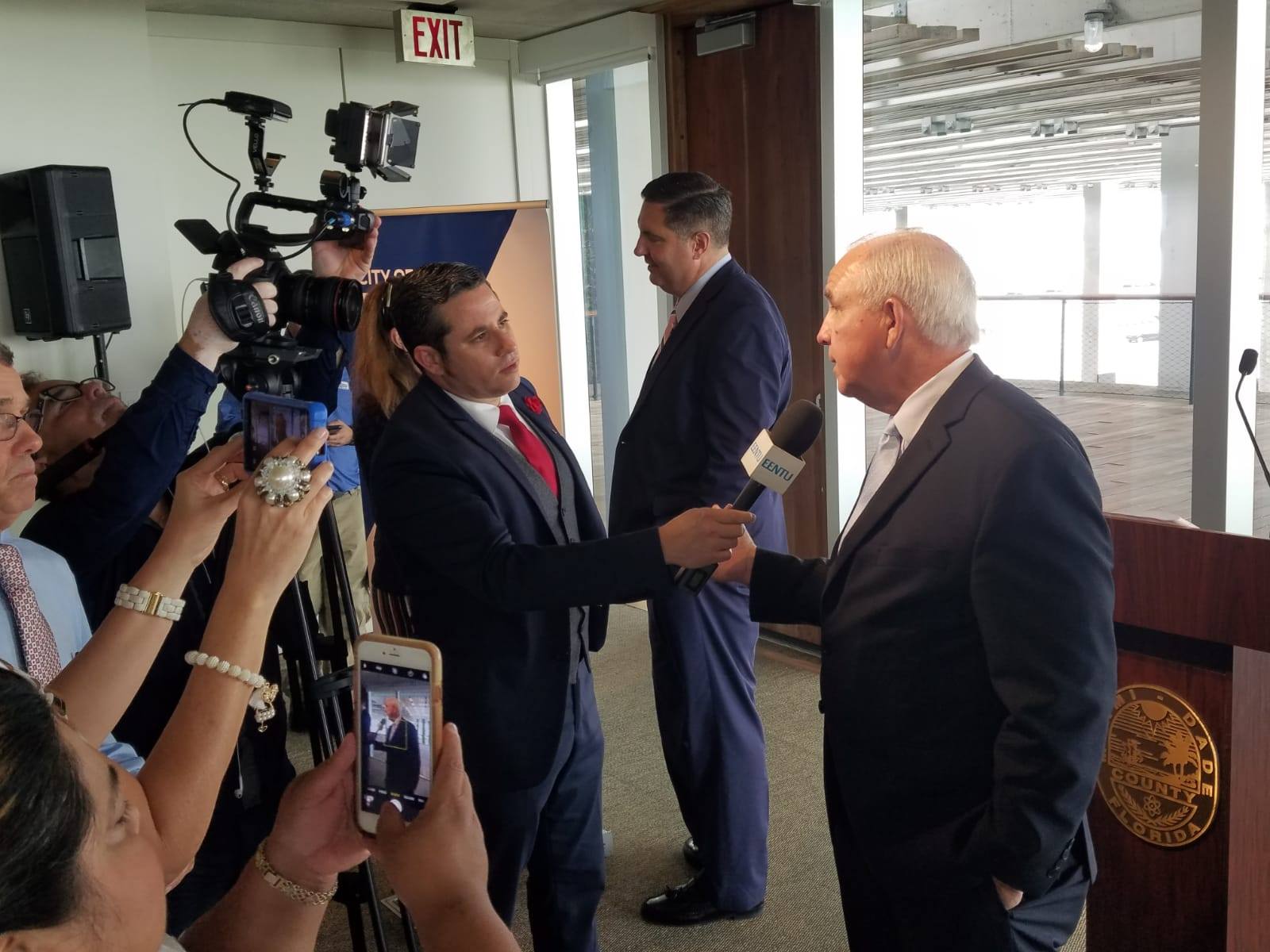 El alcalde en momentos que es entrevistado