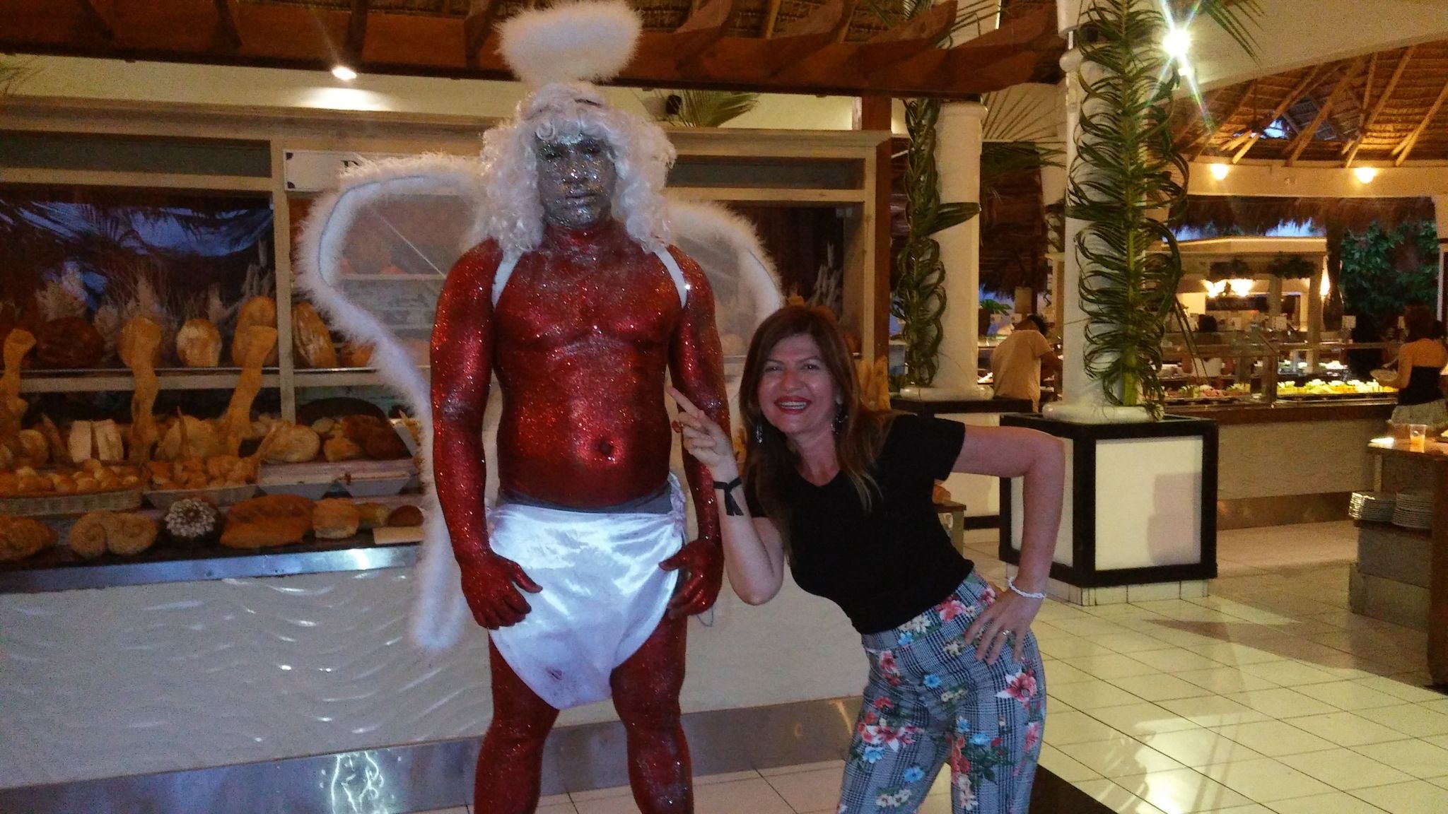 En la entrada al buffet encontrarás a este ángel