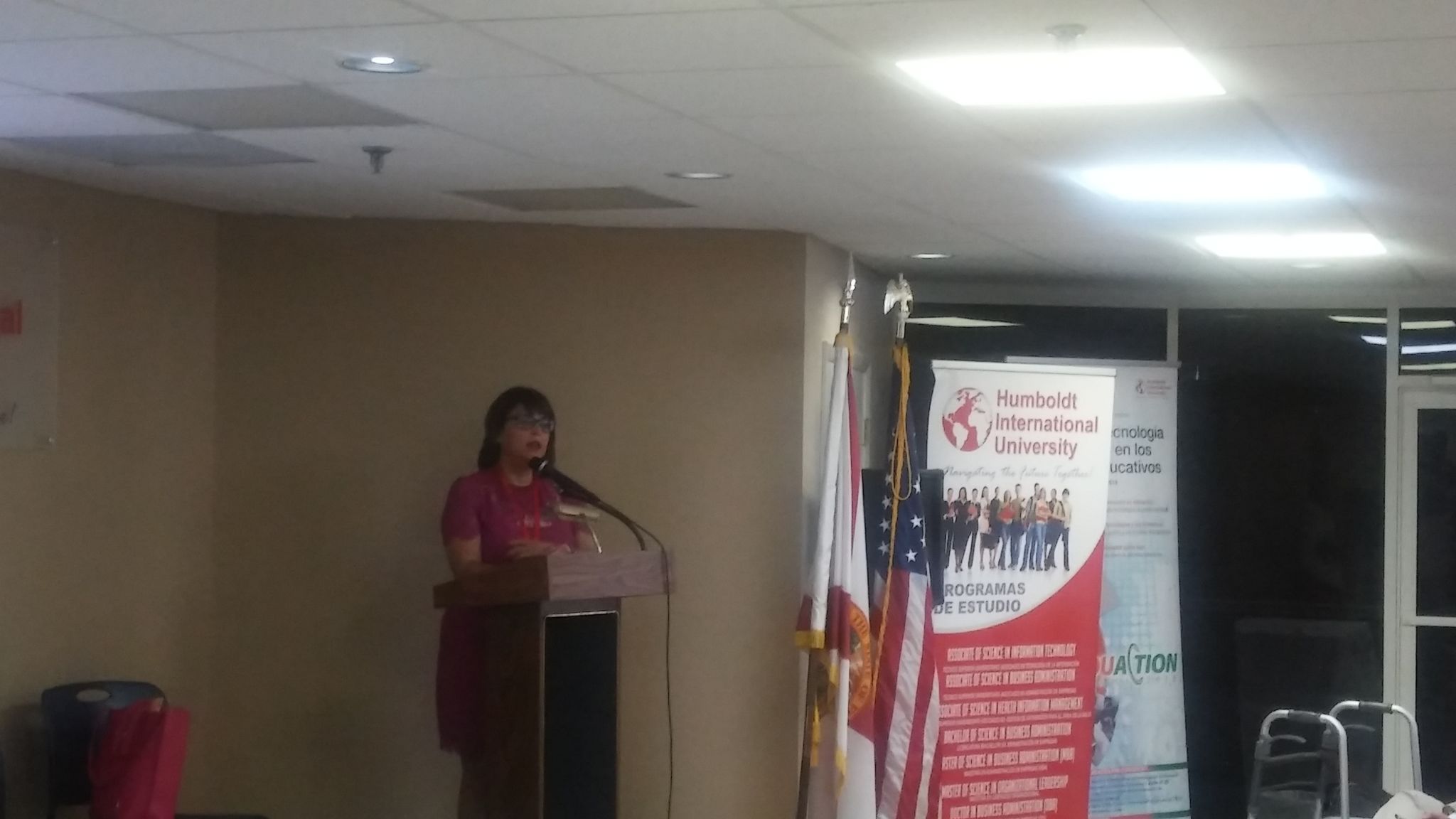 La doctora Viviana Fernadez, durante la presentacion de su ponencia
