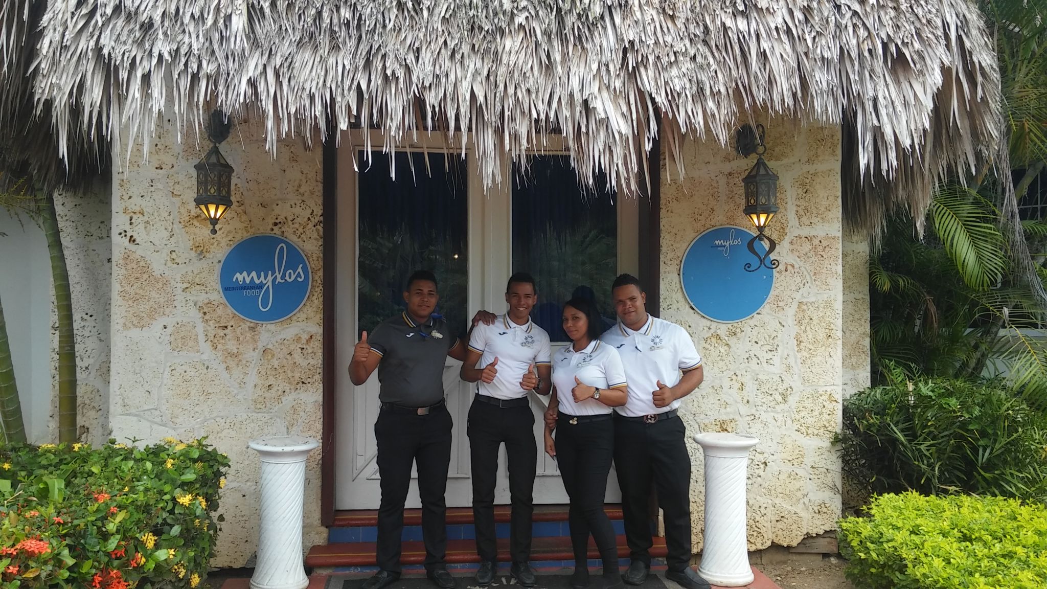 Extraordinario el equipo del restaurante mediterráneo Mylos. En esta foto falto Cesar, excelente anfitrión