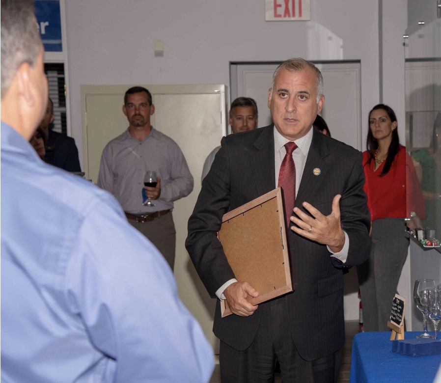 Armando Morales recibe su reconocmiento de parte del comisionado de Miami Dade Esteban Bovo.