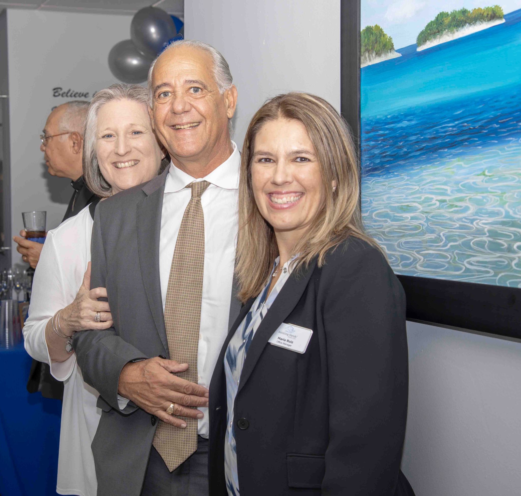 Susan Johnson Directora de Enfermería Assisting Hands Miami, Peter Busse Cliente Assisting Hands Miami, María Ruiz Ofice Manager Assisting Hands Miami.