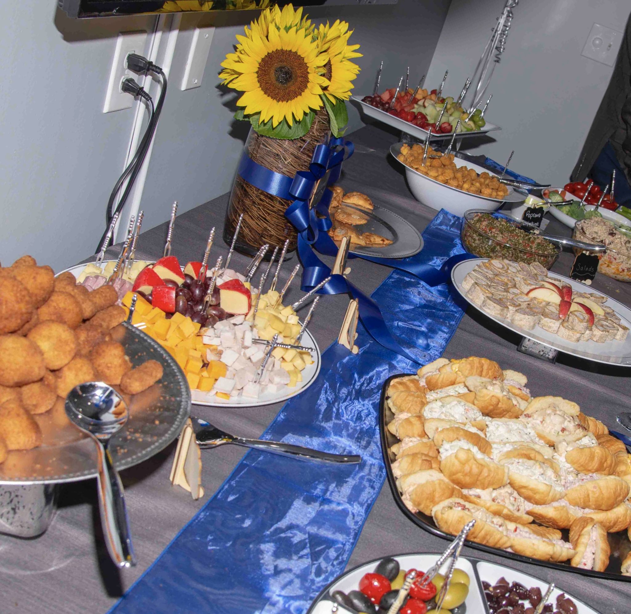 Una muy variada mesa de exquisitos pasa bocas.