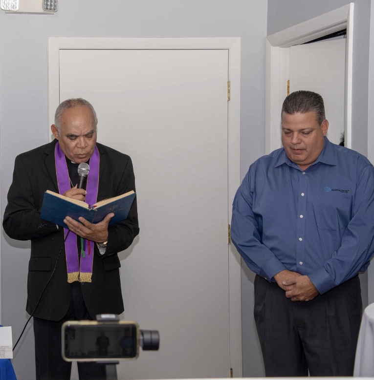 El Reverendo Santana y Armando Morales Presidente Assisting Hands Miami.