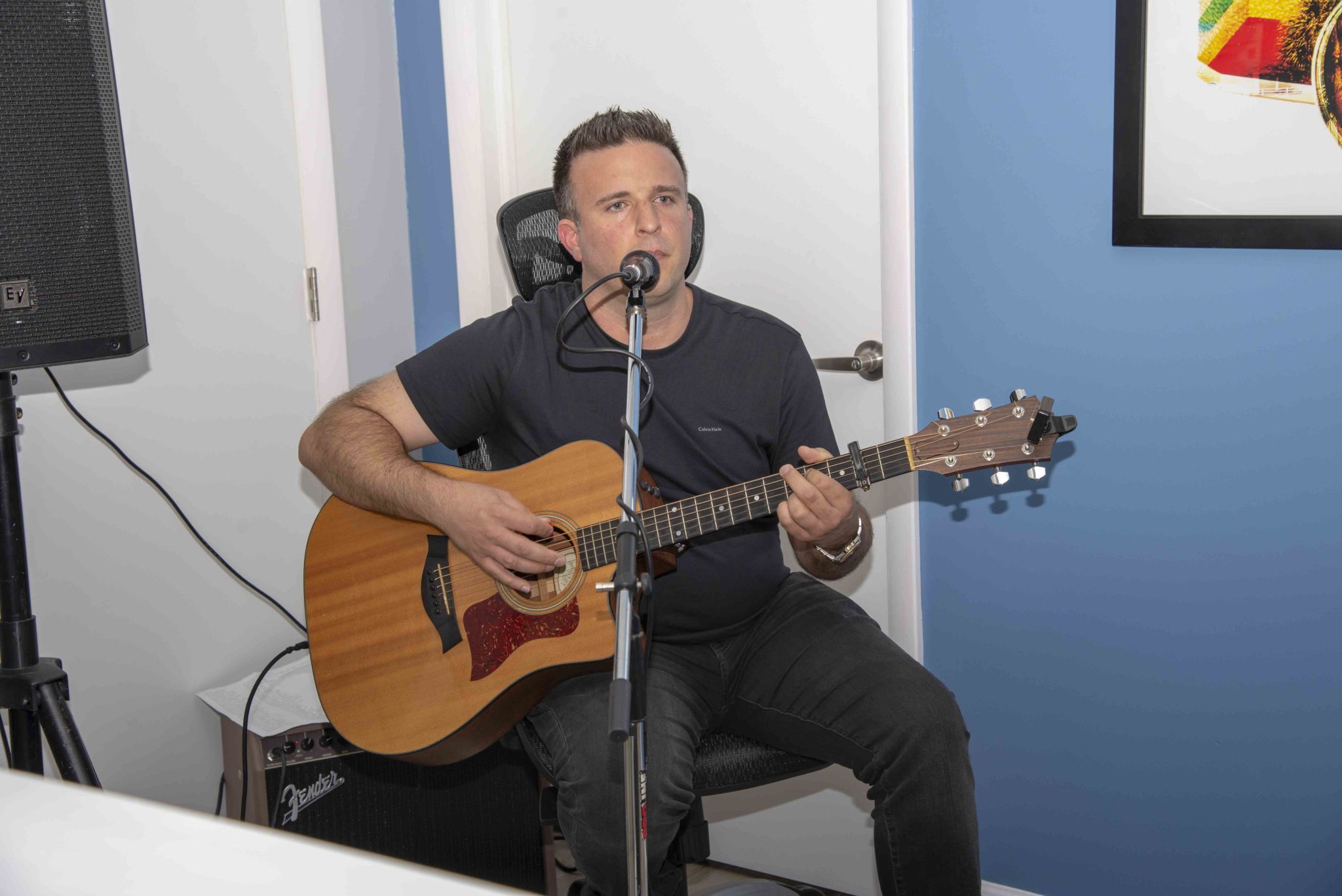 el cantante Mike Collucci.