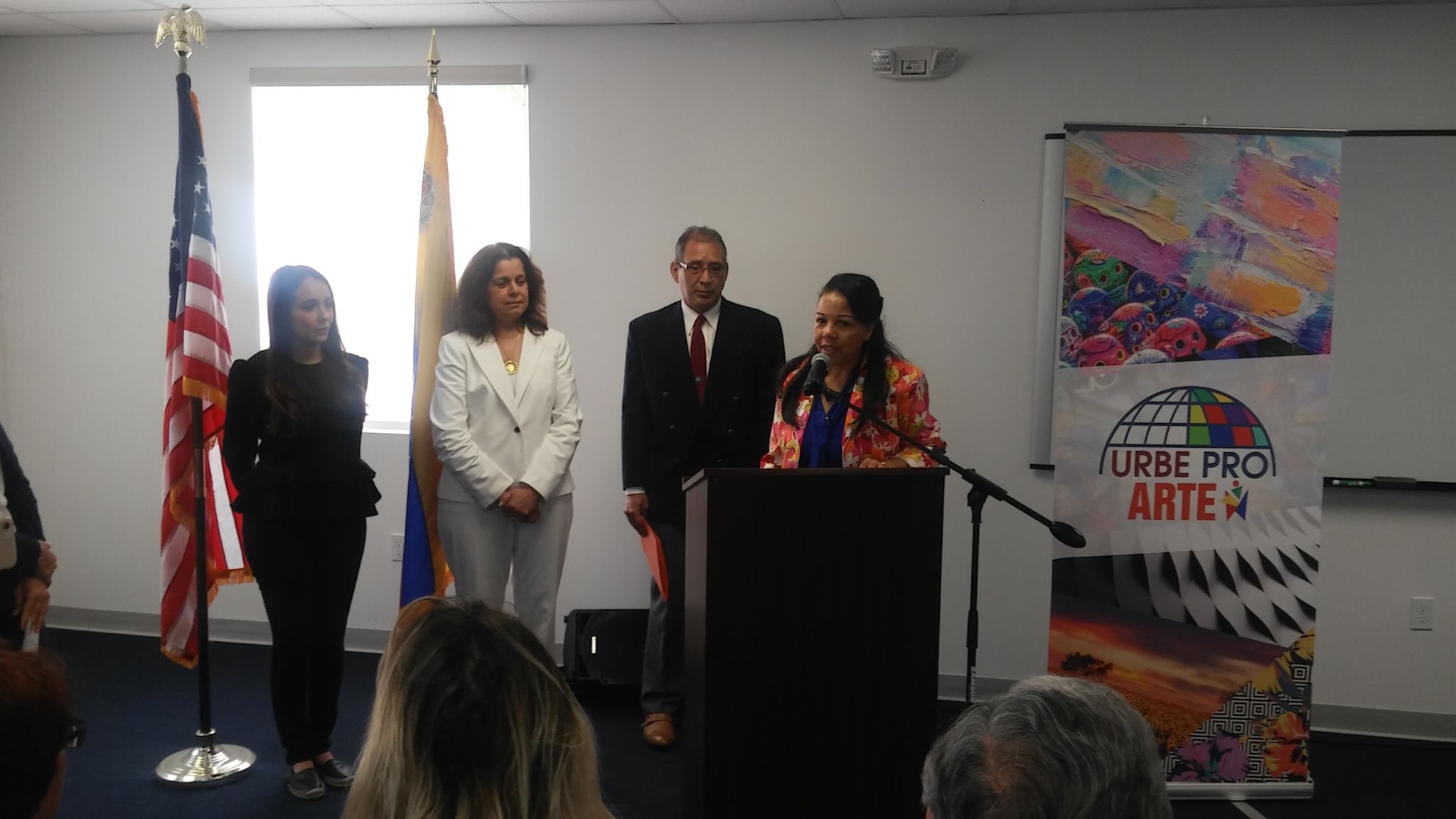 La periodista Rose Mary Santana y autoridades de Urbe University