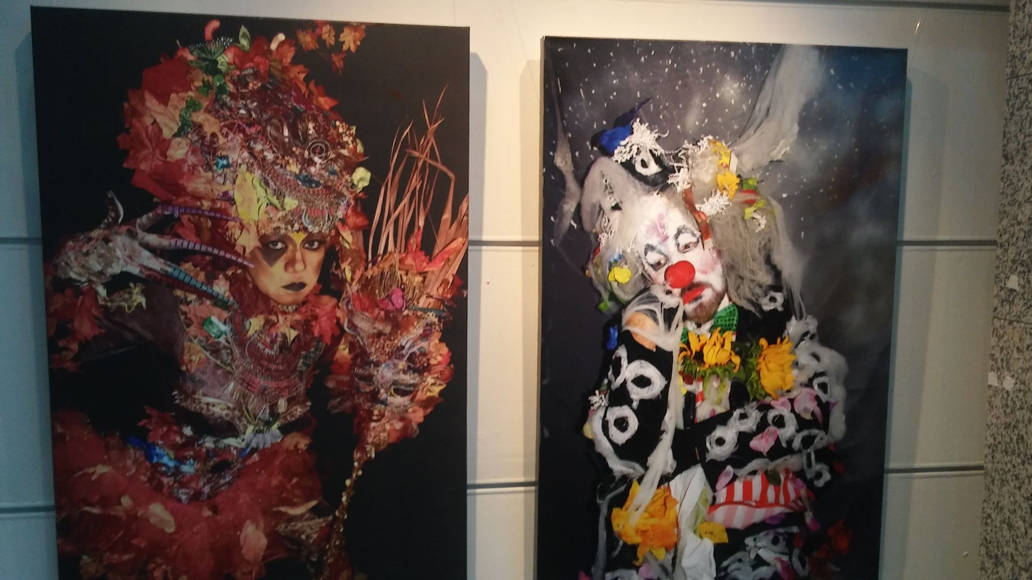 Dos de las pinturas expuestas