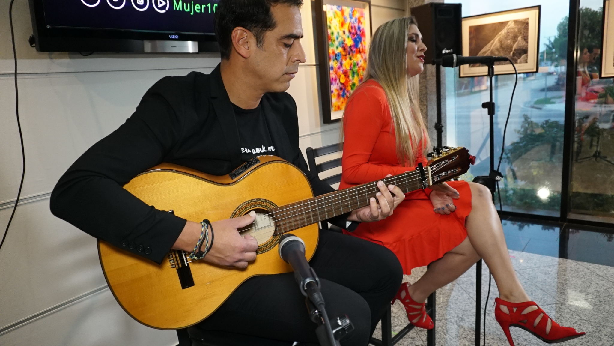 La talentosa cantante Ana del Rocio Gomez, acompanada de Victor Barrios en la guitarra