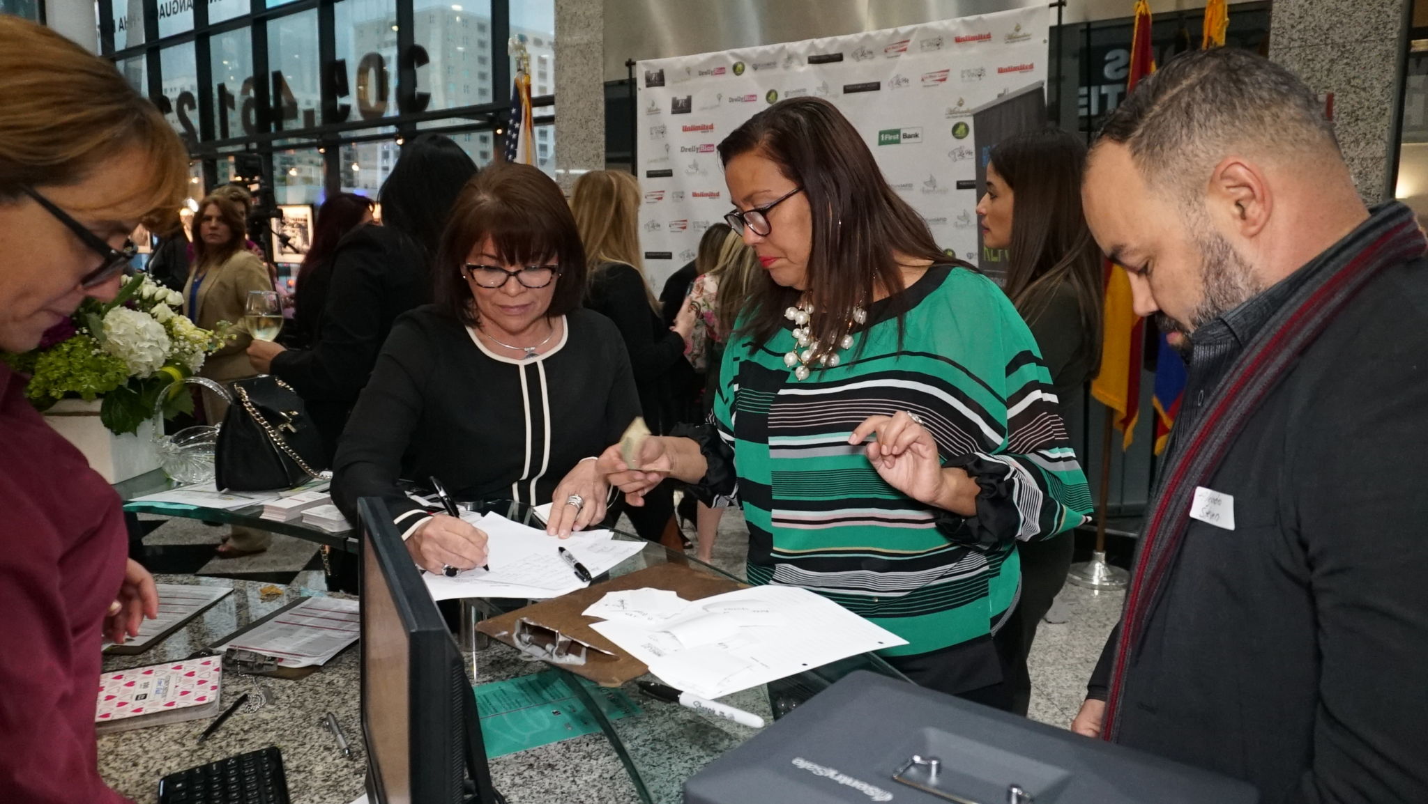 Alma Stevenson y CArmen Gallardo, las encargadas del registro