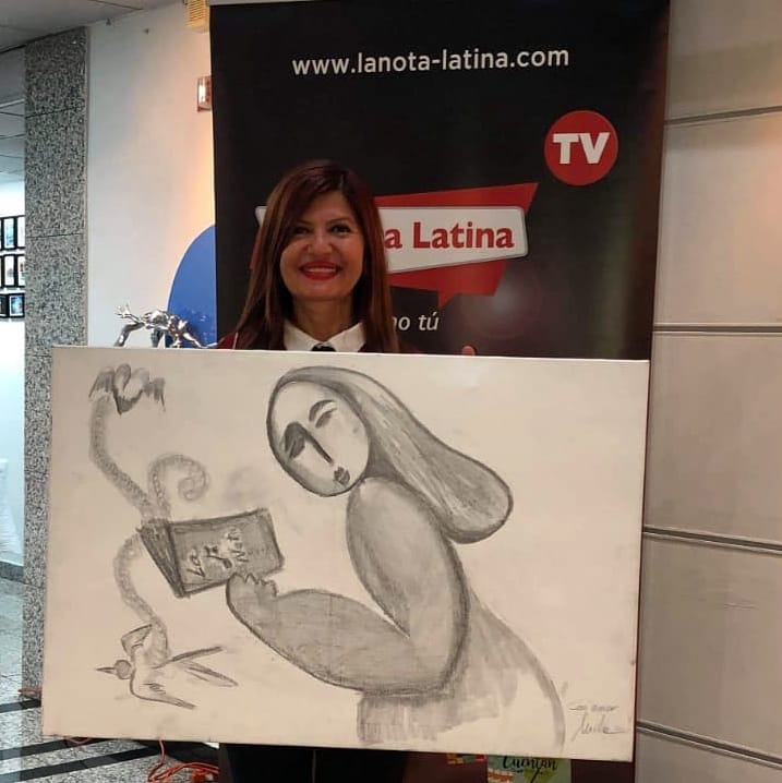 Marybel Torres, muestra la obra pintada por Mila Hajjar