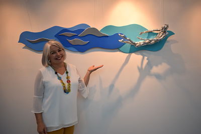 La artista plastico Teresa Cabello muestra una de sus obras