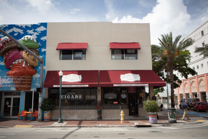 Puede encontrar tiendas donde se elaboran puros a mano.