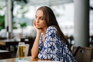Mujeres en Estados Unidos están tomando más alcohol