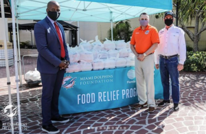 Florida Technical College y Miami Dolphins distribuyeron 1,000 comidas a familias necesitadas