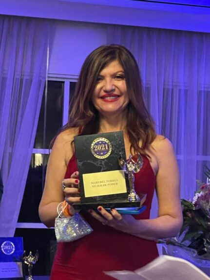 Marybel con el premio facebook