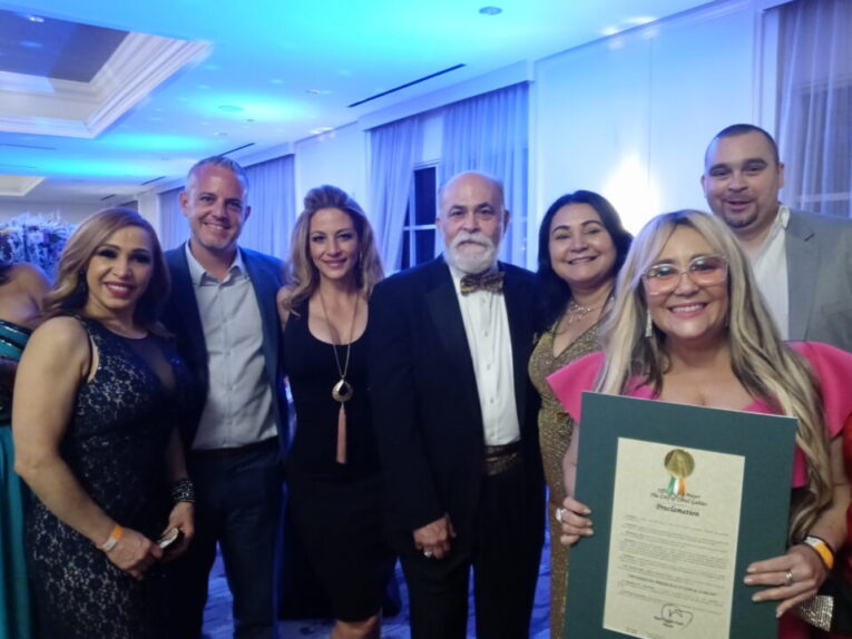 Tania grupo y l aproclama