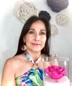 Yolanda Voyles: “A través de  rosas preservadas llevo amor, alegría y esperanza a mujeres”