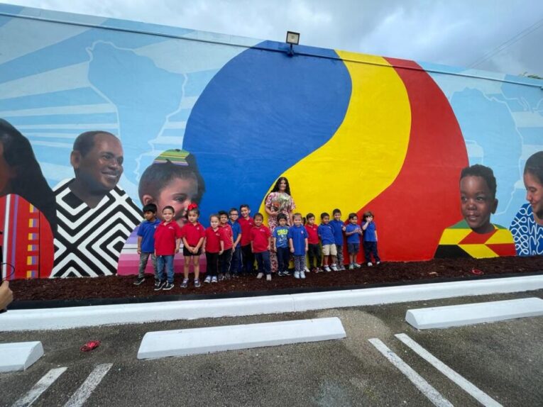 La artista en compañía de ninos de la localidad