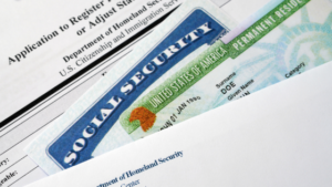 Ajuste de estatus migratorio: ¡Lo que necesitas saber!