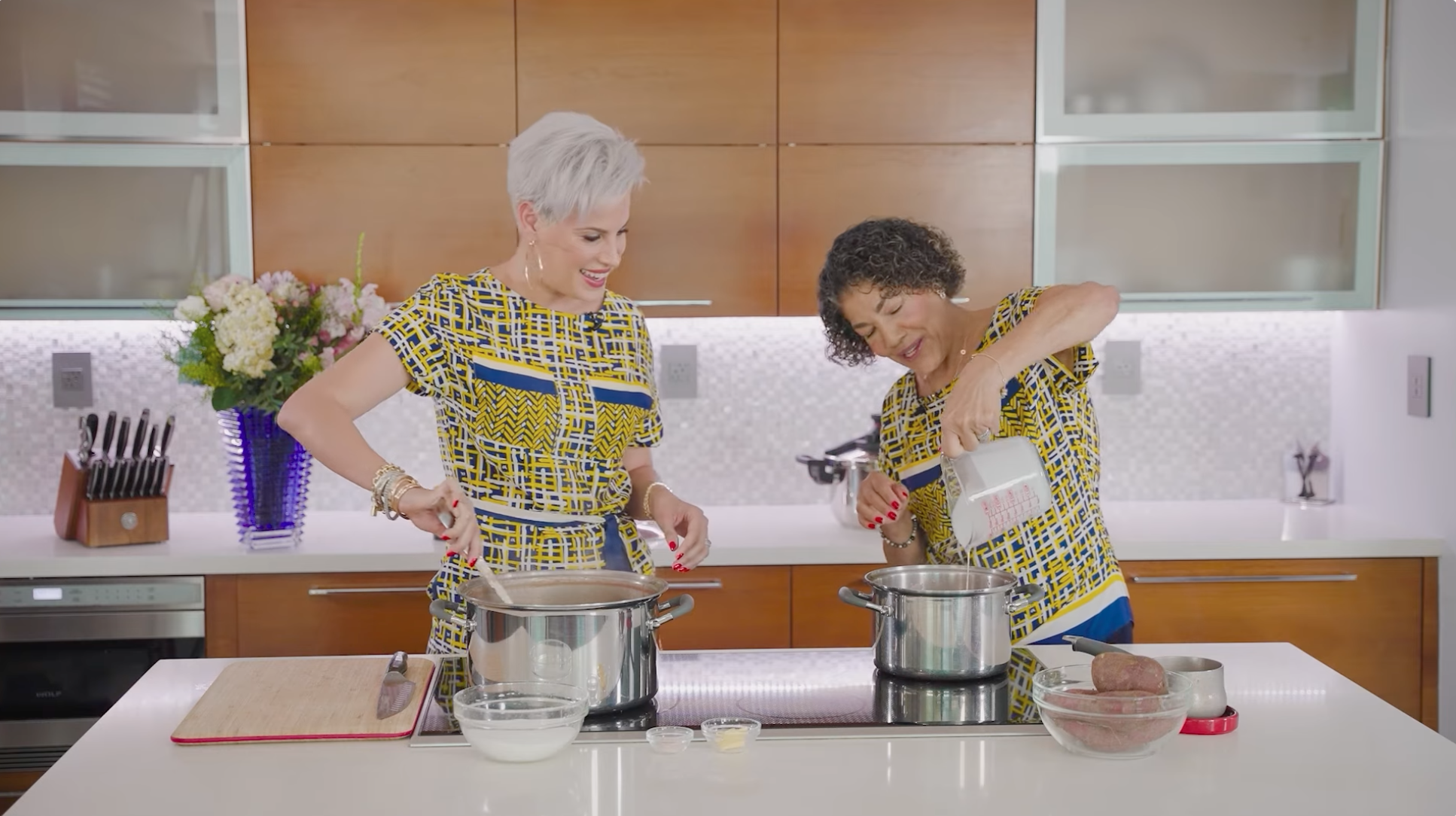 Sarah Rivera y su madre Carmen Heredia preparan Habichuelas Dulce 3 (1)