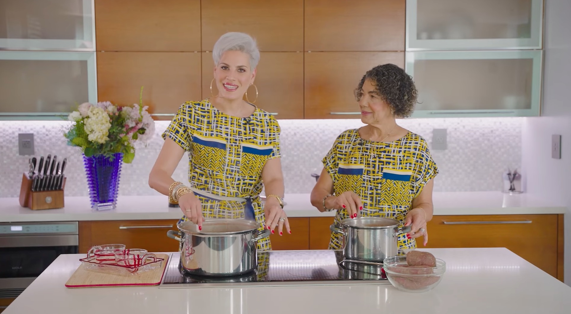 Sarah Rivera y su madre Carmen Heredia preparan Habichuelas con Dulce 2