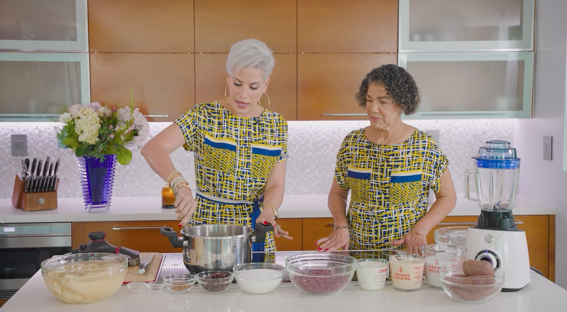 Sarah Rivera y su madre Carmen Heredia preparan Habichuelas con Dulce